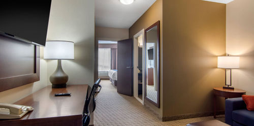 Comfort Inn & Suites Medicine Hat Business Queen Suite